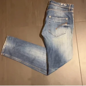 Dondup Jeans - Säljer ett par extremt feta dondup jeans som är i perfekt skick, inga tecken på användning. Jeansen är gjorda i Italien med premium material. Modellen på bilden är 180 och väger 65kg