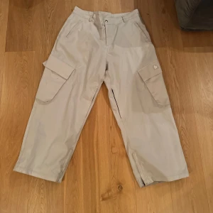 Harlaut byxor vit -  Har lite svarta fläckar på sig 