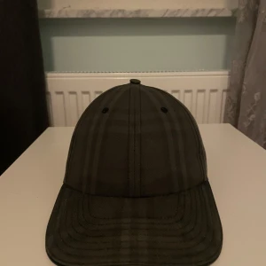 Burberry Keps - En svart Burberry keps (äkta). Pris kan diskuteras. :)