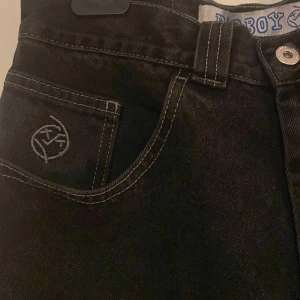 Big boys - Big boys baggy, köpta från junkyard i storlek XXS men är klippta o sydda så de passar 156-163. Sömmen längst nere på höger ben har gått upp men märks knappast. Org pris runt 1.4, säljer då det ej är min stil längre.