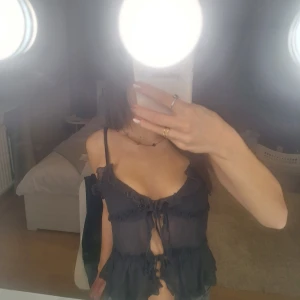 Volang topp  - Ursnygg topp från zara i stl xs 💕 har aldrig kommit till användning   Skriv om du har några frågor 💕