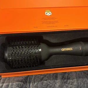 Amika blow dryer brush  - Säljer då den inte kommer till användning ❤️Denna blow dryer hjälper till att du får lite movement i håret❤️Nypris 1200kr