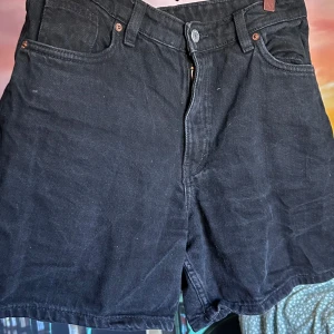Jeans shorts från Monki - Säljer dessa super fina shortsen från Monki för de användes bara i en sommar. Passar tyvärr inte längre därmed säljer jag dem.