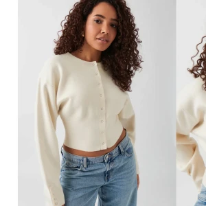 Beige kofta med knappar gina tricot - Säljer denna superfina beigea koftan från gina tricot med knappar framtill. Populär och slutsåld! Inte använd!💗