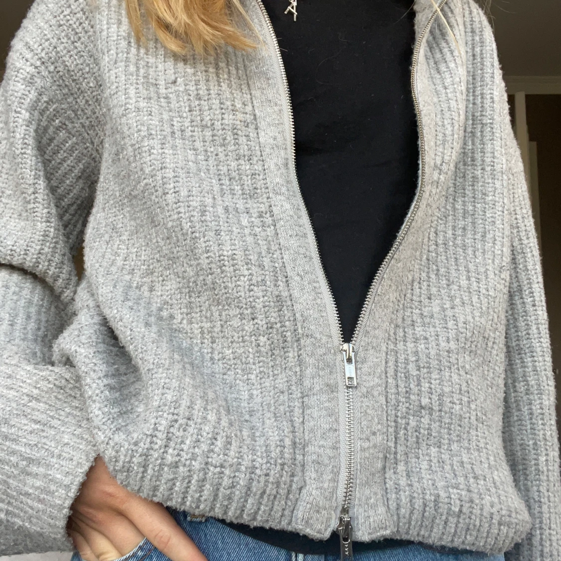 Grå stickad kofta med dragkedja - 91