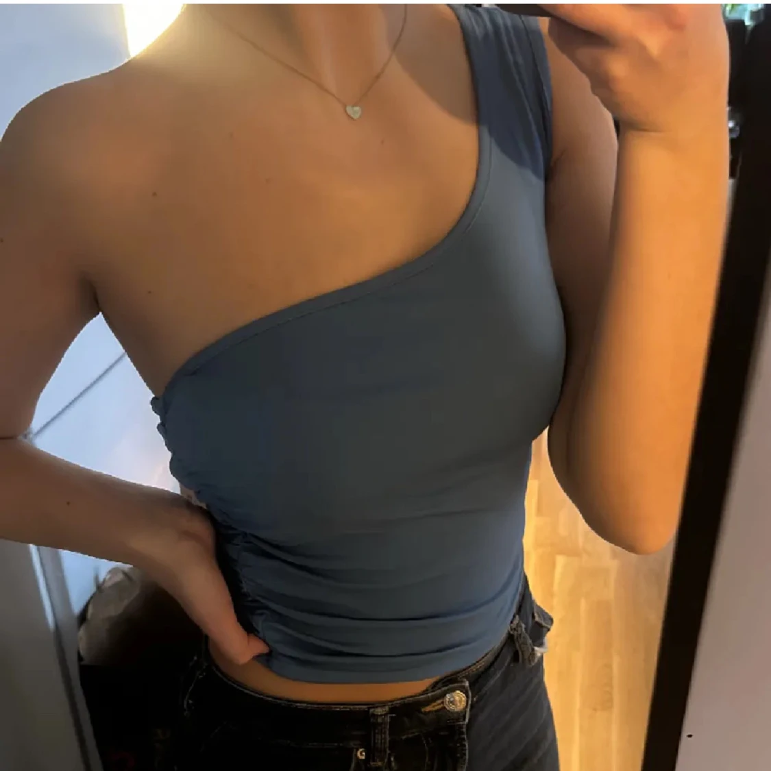 Blå oneshoulder topp