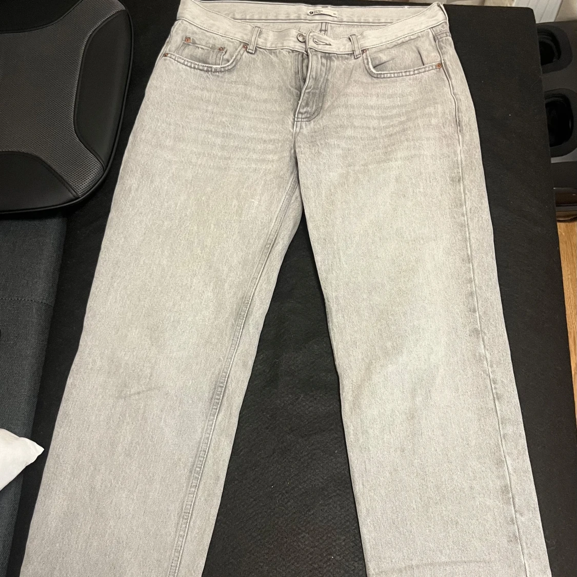 Grå low waisted straight jeans från Gina Tricot - 90