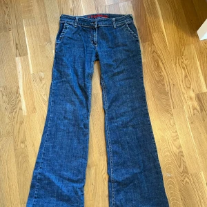 Lågmidjade utsvängda jeans  - Utsvängda lågmidjade jeans från märket redstar. Storlek 30/34 (bild 4), skulle säga att de är xs/s. Skriv om ni har fler frågor 💗pris går att diskutera!! 