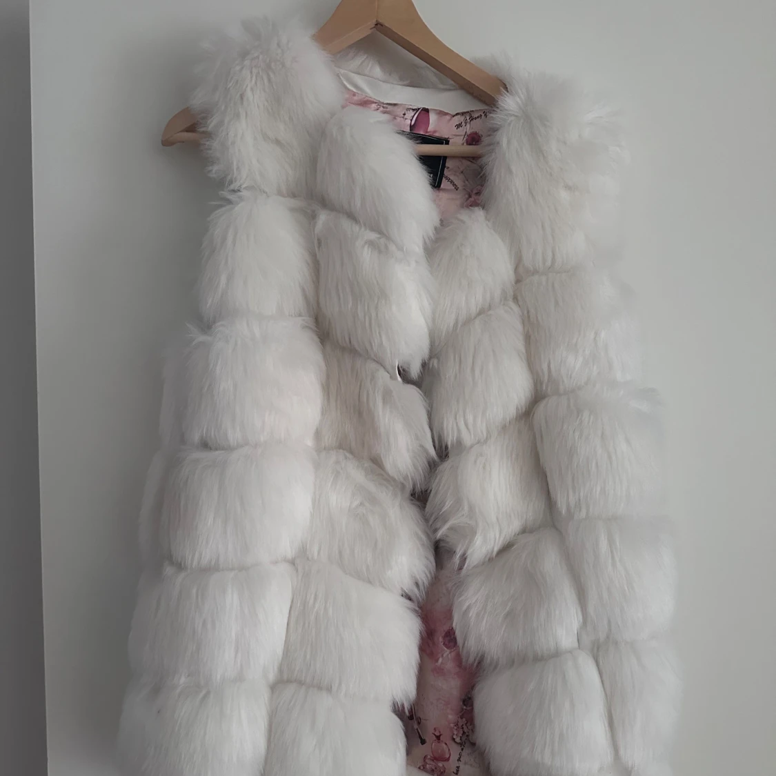 Vit pälsväst