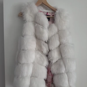Vit pälsväst - Vit väst i fejkpäls