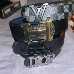 Lyxiga bälten med logotyper - Kom dm för mer info och bilder vid intresse pris går att diskuteras. Bälterna säljs separat oro er intr och om man vill går det köpa alla 