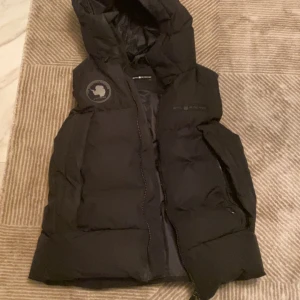 sail racing dunväst herr - en riktig fin vest med bra passform och lagom varm 