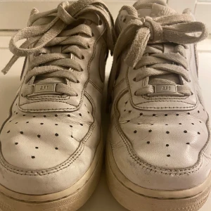 Vita Air Force 1’s - Säljer mina Airforce 1’s i storlek 40 1/2 som jag växt ur. Skick 6/10 de ända slitningar är smutsiga o lite material som ramlat av. Skorna är fortfarande väldigt sköna o snygga. De har mer att ge så jag säljer till ett schysst pris som kan diskuteras. Bara att skriva vid intresse eller frågor.