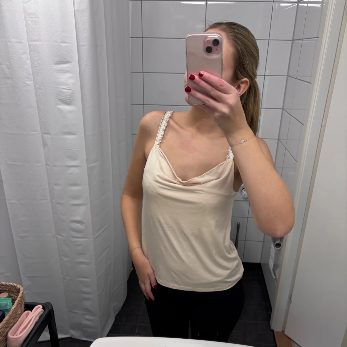 Beige linne med spetsdetaljer