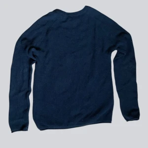 Mörkblå stickad tröja - Svart baggy tröja, strechig med textur. Storlek S men passar M!