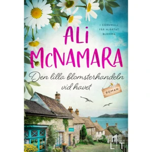 Den lilla blomsterhandeln vid havet (pocket) - Ali McNamara är en av Englands mest älskade feelgoodförfattare. Hon skriver förtrollande böcker fulla av kärlek, vänskap och mysiga miljöer. Hennes böcker har sålt i hundratusentals exemplar.Poppy Carmichael hade aldrig kunnat tro att hon skulle bli florist. Men när hon ärver sin mormors blomsterhandel på den vackra cornwallska kusten har hon inget annat val än att återvända till den pittoreska kuststaden St Felix där hon tillbringade en stor del av sin barndom. Poppy är fast besluten att göra sitt yttersta för sin älskade mormors skull, men att komma tillbaka till St Felix väcker många svåra minnen till liv. När hon lär känna den lokala blomsterodlaren Jake, en ung änkling med två tonårsbarn, vill hon först bara fly därifrån. Men med hjälp av fler nyfunna vänner och med kärleken blomstrande börjar Poppy sakta men säkert upptäcka vad som är så speciellt med den lilla blomsterhandeln vid havet.Den lilla blomsterhandeln vid havet är första delen i feelgoodserien om den idylliska kuststaden St Felix i Cornwall.    Format Pocket   Omfång 419 sidor   Språk Svenska   Förlag Lavender Lit   Utgivningsdatum 2022-03-14   Medverkande Sofia Ejheden   ISBN 9789189306349  