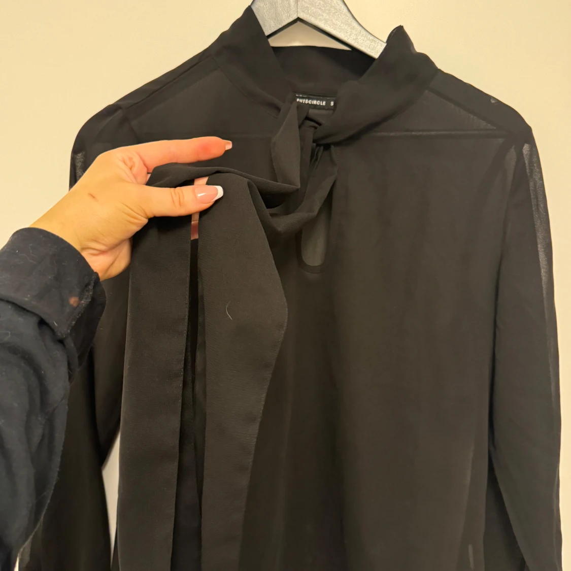 Fin långärmad svart meshblus