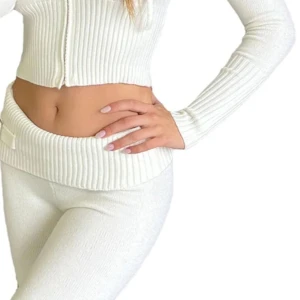 Vita byxor från Catania - Säljer ett par jättefina vita byxor från Catania som är i superbra skick, billiga då jag köpte de här på plick men är fortfarande o super skick då jag inte använt dem speciellt mycket. Orginalpris 1500 för hela sättet. 