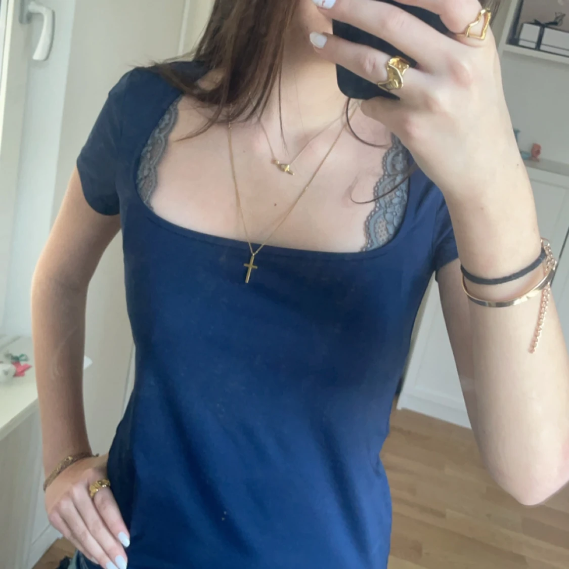 Mörkblå topp från Weekday