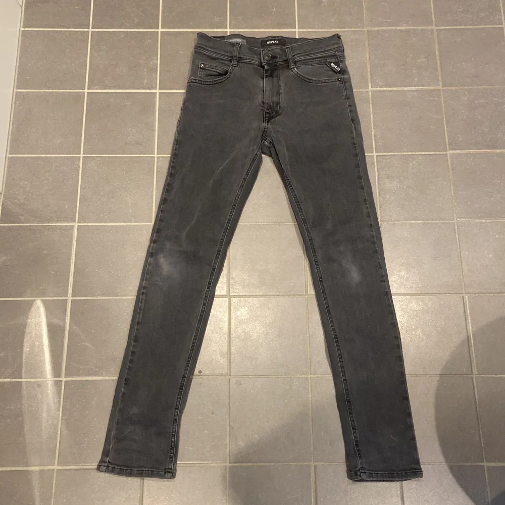 Säljer ett par grå Replay Hyperflex jeans i mycket bra skick. De är slim fit och har en snygg, modern look. Perfekta för både vardag och fest! 🖤. Jeans & Byxor.