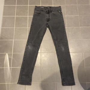 Grå Replay Hyperflex jeans - Säljer ett par grå Replay Hyperflex jeans i mycket bra skick. De är slim fit och har en snygg, modern look. Perfekta för både vardag och fest! 🖤