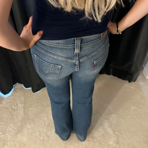 Lågmidjade jeans - Lågmidjade jeans vintage från Levis, strl 36 och personen på bilden är 170 cm!