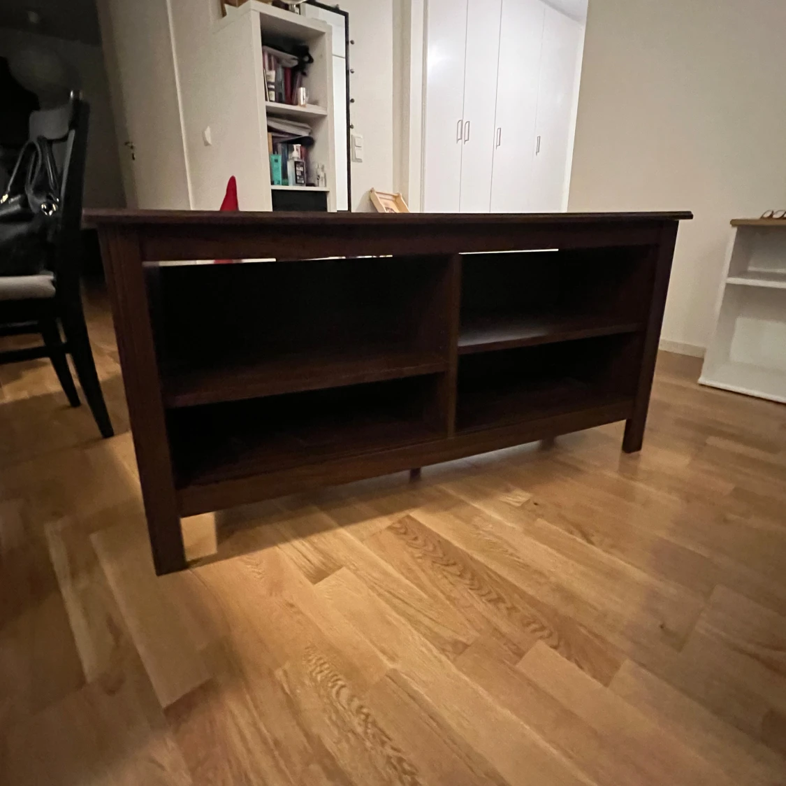 Mörkbrun tv bord/böckhylla  - 90