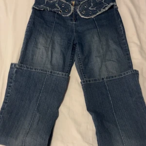 Jeans med stjärnor - Säljer ett par coola jeans med stjärnor. 