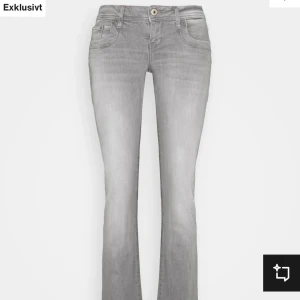 Grå bootcut jeans - Säljer mina jätte fina gråa bootcut Ltb jeans från Zalando. Storlek 28x30. Har några defekter vid midjan men inget som syns när man har tröja på (skriv för bild). Säljer pga ingen användning för dom. Pris går att diskutera, skriv gärna innan ni köper☺️💗