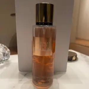 Body mist från Victoria secret i doften bare vanilla. 250 ml men den är använd, mer än hälften kvar. 