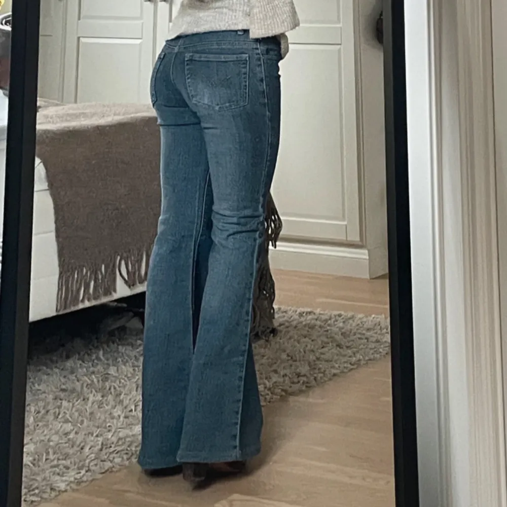 Säljer ett par snygga blå bootcut jeans i mycket bra skick. Midjemått 34 cm, innebenslängd 73cm. Jeans & Byxor.