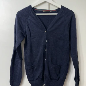 Mörkblå kofta från Redgreen - Endast använd en gång. I mycket gott skick.