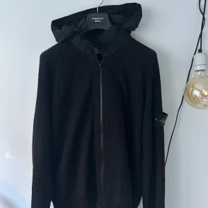 Intressekoll på svart Stone island cardigan  - Skriv vid fråga om pris o om de skulle vara något annat. Finns äkthetsbevis, storlek m. Nypris 7300. Byten är möjligt 