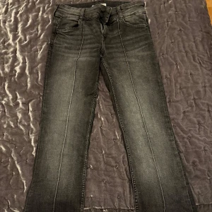Svarta bootcut jeans från Bershka - Säljer ett par svarta bootcut jeans från Bershka i storlek EU 36. De har en snygg tvättad look och är i bra skick. Perfekta för både vardag och fest! 🖤