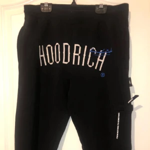 Svarta mjukisbyxor från Hoodrich - Säljer ett par svarta mjukisbyxor från Hoodrich i mycket bra skick! Storlek M men passar S. Kom dm för mer bilder