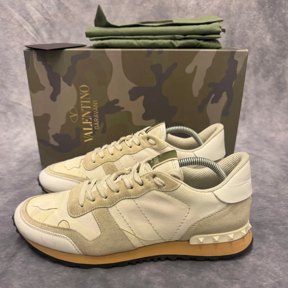 - Valentino Rockrunners - Skick: 9,5/10 - Tillbehör: Box, Dustbag, Kort - Storlek 42,5 - Nypris ca 7400 // Deluxecloset. Skor.