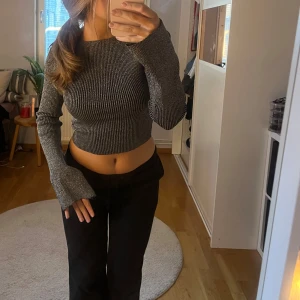 Grå ribbad glittrig topp🪩🍾 - Säljer en superfina gråa glittriga topp, perfekt till Nyår!🪩🥂Använd bara en gång så den har inga defekter alls. Den har breda ärmar och öppen rygg, storlek Xxs men passar även Xs och S❤️