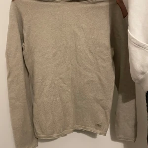Beige tröja från Jack & Jones - Säljer en beige långärmad  tröja från Jack & Jones i storlek XL. Bra skick och väldigt varm.
