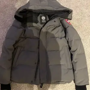 Säljer nu min vinter jacka från Canada Goose i mycket bra skick. perfekt för kalla vinterdagar.  Kommer med originalpåse.// pris kan diskuteras vid snabb affär!