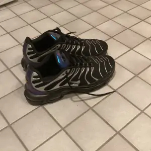 Säljer ett par Nike Air Max Plus i svart. Oanvända och i nyskick. Storlek 45. Skriv vid frågor😁