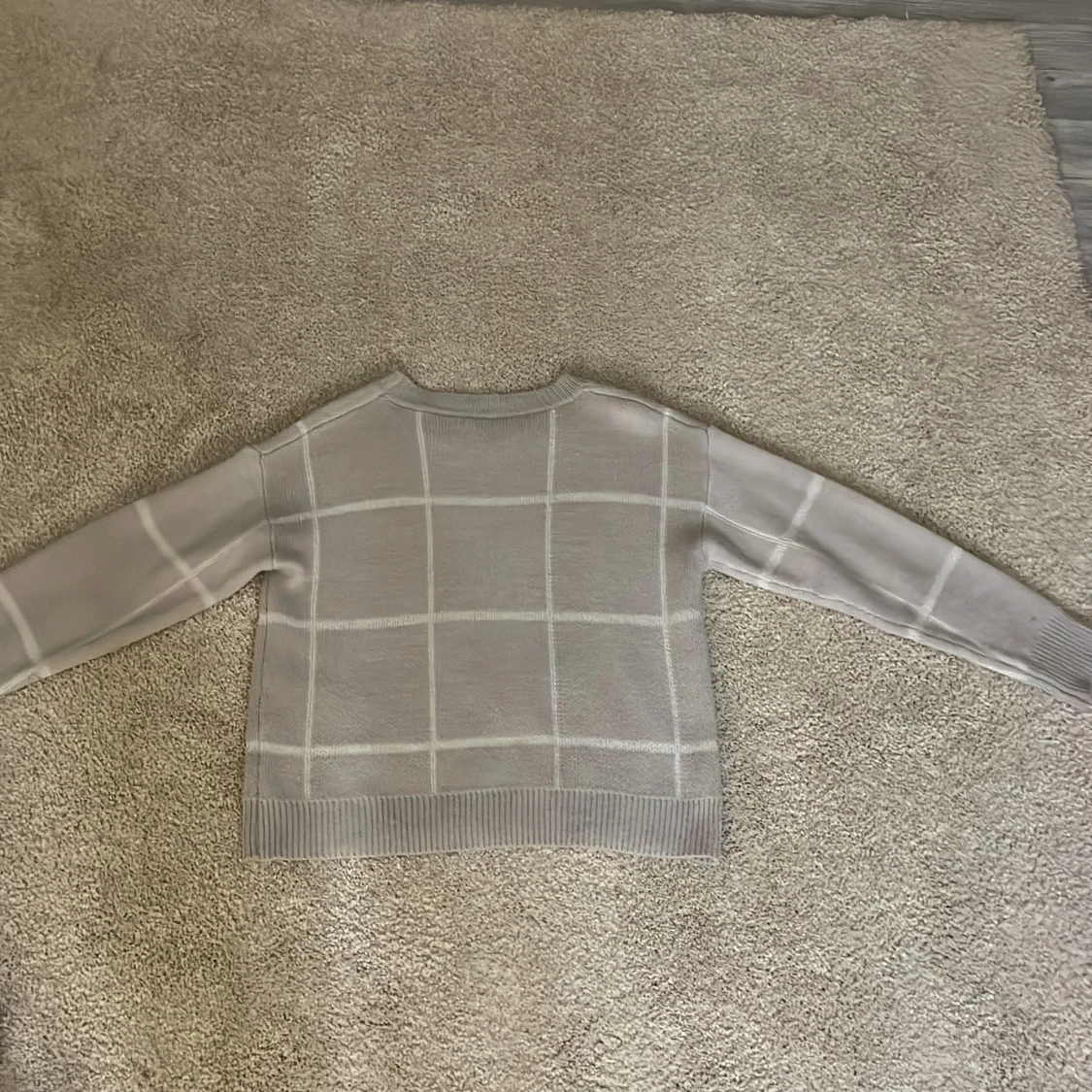 Grå rutig stickad tröja - 90