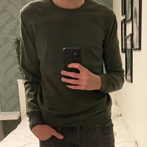 Oscar Jacobsson  - Den är i storlek S och är använd en gång. Det är en grön färg på den. Han på bilden är 178 och väger 65 kg