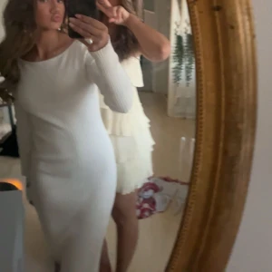 Vit ribbad långklänning - Säljer en superfin vit ribbad långklänning med långärmad design. Perfekt för både vardag och festliga tillfällen. Klänningen har en tight passform som framhäver figuren och är gjord i ett mjukt och bekvämt material. 🤍🤍🤍