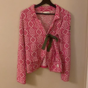 Odd Molly kofta strl 1 - Superfin rosa Odd Molly kofta i storlek 1 (S)med söt knytning fram, i fint men använt skick. Går att fås i ett paketpris tillsammans med en brun/beige Odd Molly kofta (i samma storlek) för 500kr, som jag också har har till salu här. 💖 