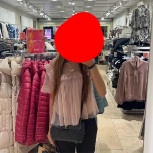 Ljusrosa blus med volanger - Säljer en superfin ljusrosa blus med volanger. Den är luftig och har korta ärmar med volangdetaljer. Perfekt för sommardagar eller en festlig kväll. Blusen är i ett lätt och skönt material som ger en romantisk look. Bilder är lånade från förra ägaren och det är bara att skriva om du vill ha egna bilder!💕💕