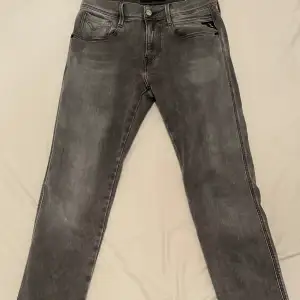 Säljer ett par snygga grå jeans från Replay i modellen Anbass. De har en slim passform och är i mycket bra skick. Perfekta för både vardag och fest! 🖤NYSKICK, INGA DEFEKTER. Fler bilder skickas privat, priset kan också diskuteras.