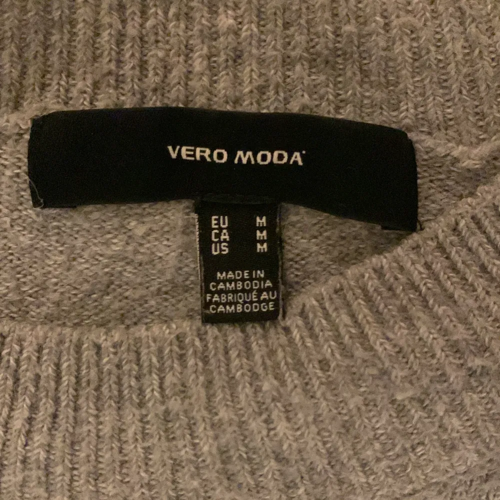 Mysig grå stickad tröja från Vero Moda i storlek M. Tröjan har långa ärmar och ribbade muddar vid ärmslut och nederkant. Den är lite nopprig . Tröjor & Koftor.