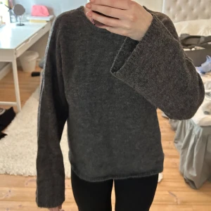 Grå stickad tröja med öppen rygg - Säljer en supermysig grå stickad tröja med en snygg öppen rygg. Aldrig använt 