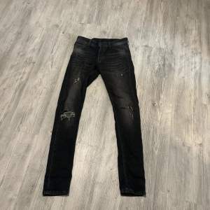 Säljer ett par svarta jeans ifrån Jack and Jones i bra skick. De har en snygg mörk tvätt och modellen är Slim Glenn. Jeansen har inga alls skador eller fel. Skulle säga skick 8,5/10. Storleken är W29 L34 men funkar som L33 ochså. Skriv vid minsta lilla fundering eller fråga. Pris kan diskuteras.