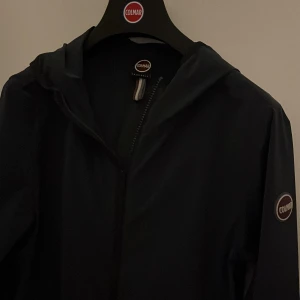 Mörkblå vindjacka från Colmar - Säljer en stilren Mörkblå vindjacka från Colmar. Skicket är 10/10 nypris 3000 pris går att diskutera